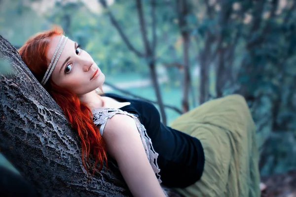 Mädchen an einem sonnigen Frühlingsnachmittag für einen Spaziergang im Park — Stockfoto