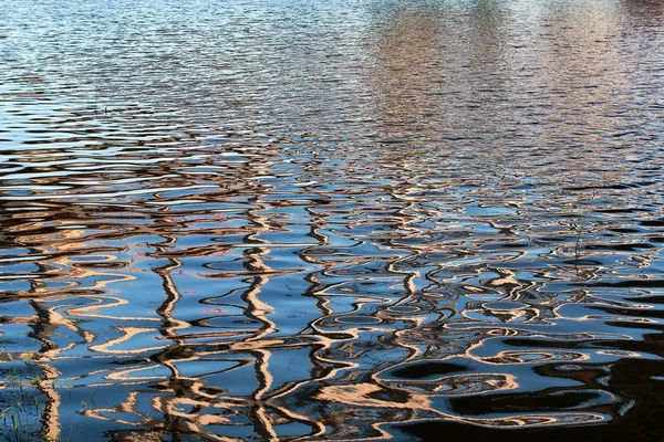 Textury vody v řece při západu slunce za letního večera — Stock fotografie