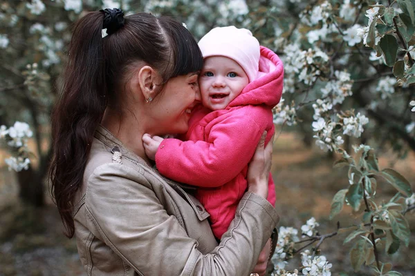 Мати з дитиною в літньому саду сонячне лісове дерево — стокове фото