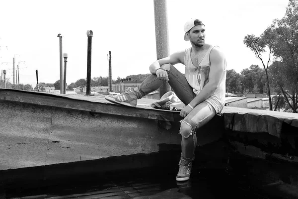 Siyah ve beyaz fotoğraf hip hop tarzı giyinmiş bir adam