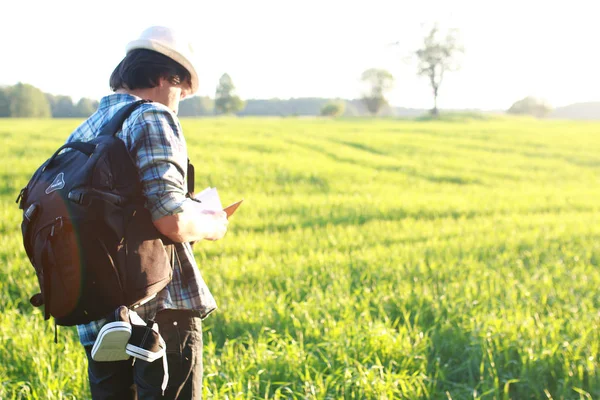 Uomo in abiti casual è un viaggiatore negli spazi aperti — Foto Stock