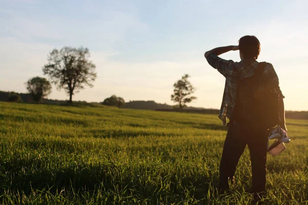 Mannen i casual kläder är en resenär i öppna utrymmen — Stockfoto