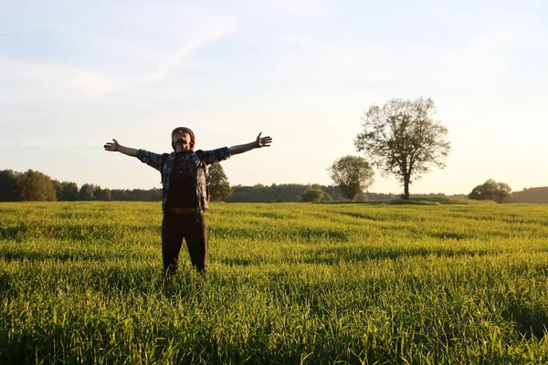 Man in casual kleding is een reiziger in de open ruimten — Stockfoto