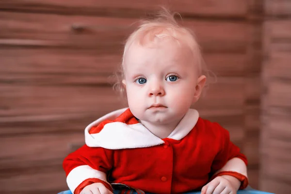 Retrato de un niño rubio con ojos azules — Foto de Stock