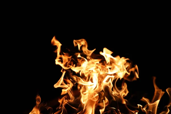 Язики полум'я оранжево-жовтого кольору від палаючого вогню — стокове фото
