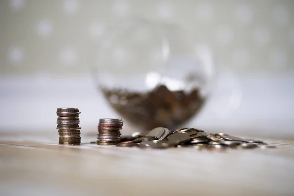 Monedas apiladas en pilas en el suelo —  Fotos de Stock