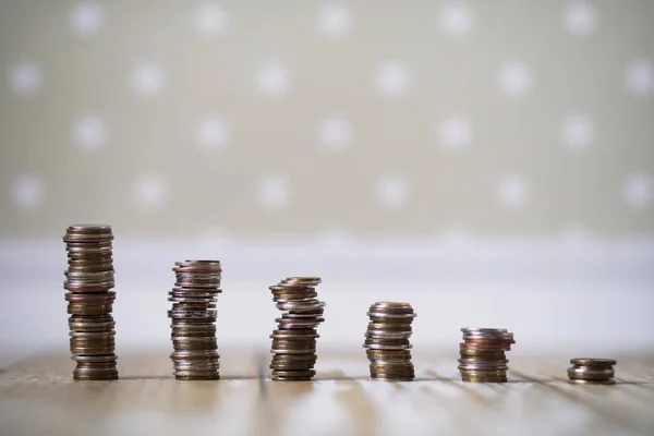 Monedas apiladas en pilas en el suelo —  Fotos de Stock