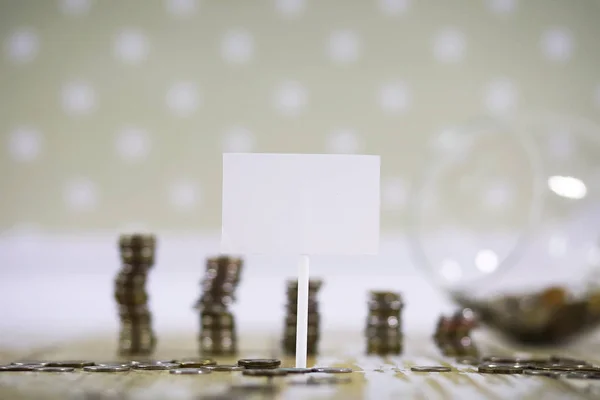 Mince naskládané na hromádkách na podlaze — Stock fotografie