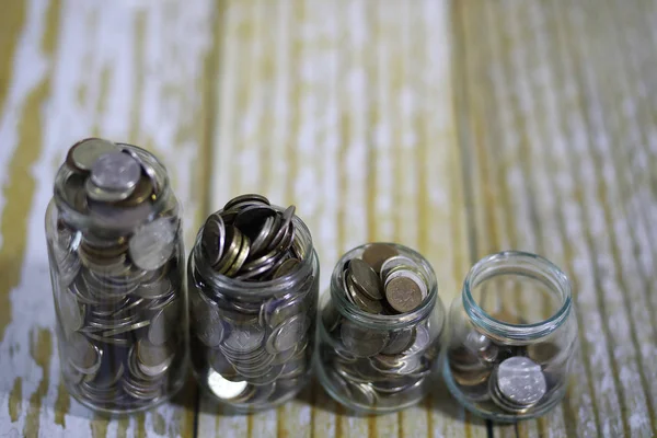 Mince, které jsou naskládány ve sklenicích na podlaze ruských rublů — Stock fotografie