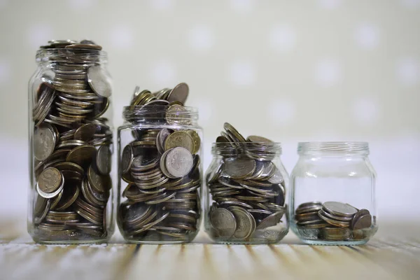 Monedas apiladas en frascos de vidrio en el suelo rublos rusos —  Fotos de Stock