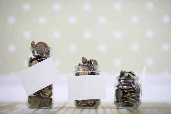 Monedas apiladas en frascos de vidrio en el suelo rublos rusos — Foto de Stock