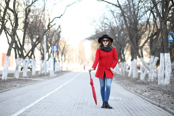 Jolie fille sur une promenade avec un parapluie dans la ville — Photo