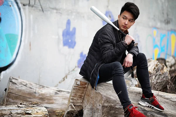 Aziatische jonge man op straat die zich voordeed op de camera — Stockfoto