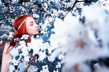 Bahar güneşli bir öğleden sonra parkta bir yürüyüş için kız