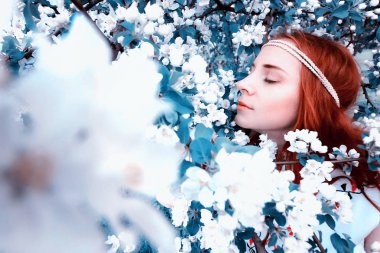 Bahar güneşli bir öğleden sonra parkta bir yürüyüş için kız