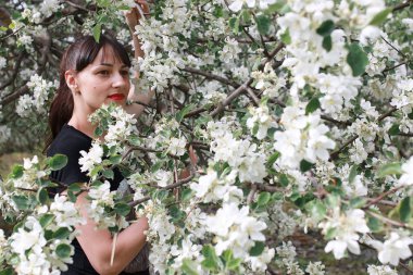 bir bahar elma Çiçek bahçesinde kız