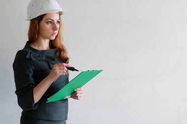 çizimler ve Not ile inşaat sahasında kadın mimar