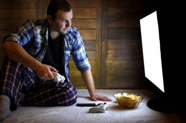 adam bir konsol oyun çubuğu büyük Tv önce üzerinde oynamak