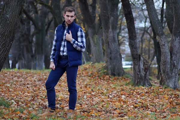 Schöner Mann mit Bart im Herbst — Stockfoto