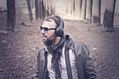 Sokaktaki yalnız adamın retro tonlu efektli fotoğrafı