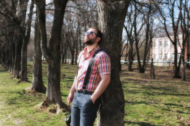 adam sakal askı ağaç parkı güneş gözlüğü