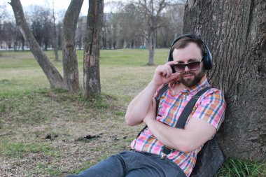 sakallı adam relax ağaç