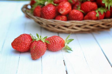 Hasır çanta açık üzerinde çilek