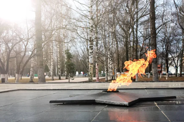 Tempo de primavera eterno monumento chama — Fotografia de Stock