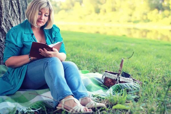 Mujer laico y leer libro sol —  Fotos de Stock