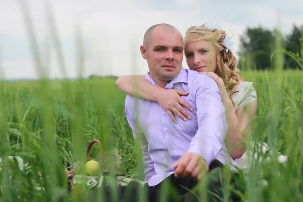 Couple amoureux marchant dans le champ dans la journée d'été — Photo