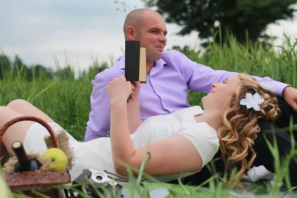 Couple amoureux marchant dans le champ dans la journée d'été — Photo