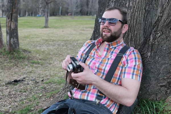 Sakallı adam relax ağaç — Stok fotoğraf