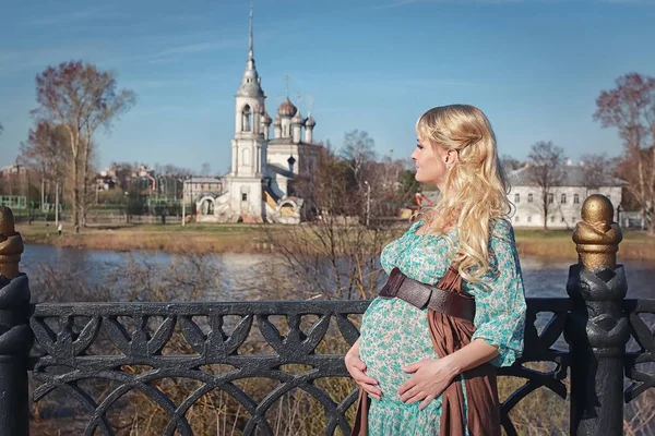 Hamile kız erken ilkbaharda Şehir Parkı yürüyüş — Stok fotoğraf