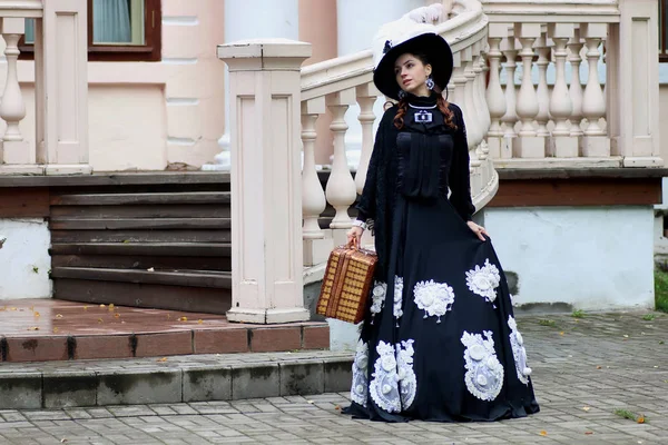 Frau im Vintage-Kleid auf der Veranda des Schlosses — Stockfoto