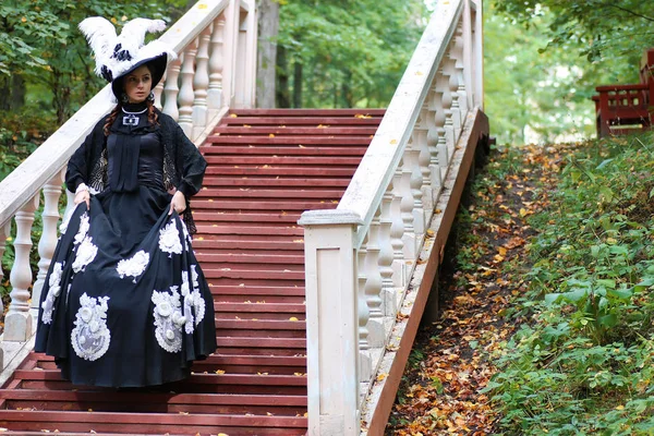 야외 계단에 오래 된 레트로 드레스 소녀 — 스톡 사진
