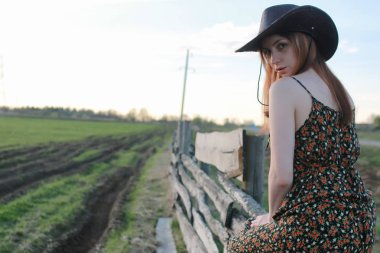 cowgirl BM şapkası gitar ile