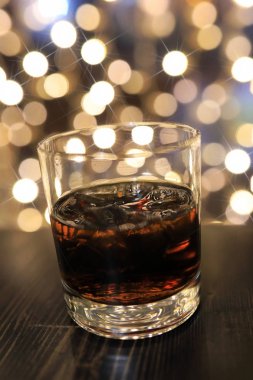 masada buz ile soğuk alkol içki bardak