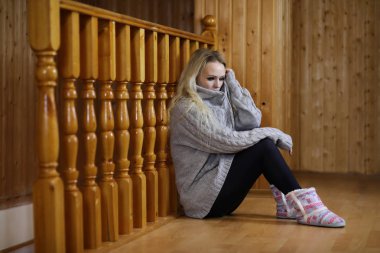 Ahşap korkuluk yakın katta oturan kız