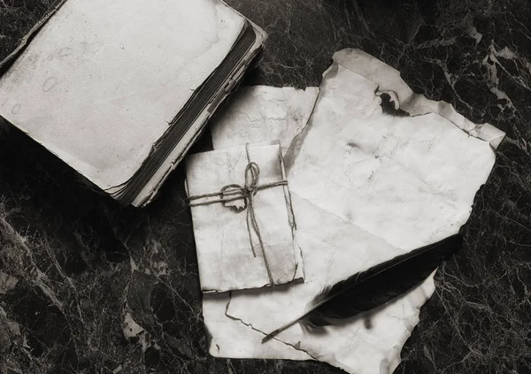 Vieux papiers rétro et livre sur table avec des outils de détective backgro — Photo