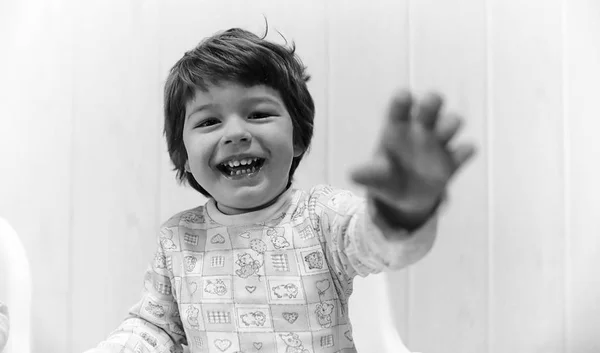 Foto en blanco y negro del niño sonriendo y divertirse backgro blanco — Foto de Stock