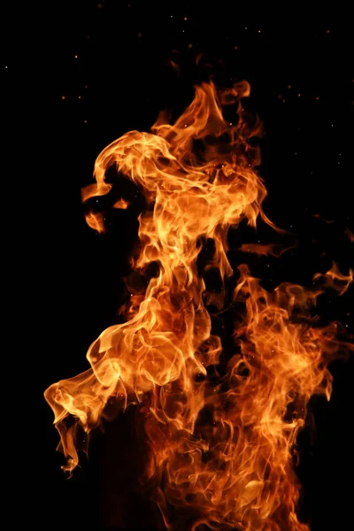 Flammenzungen des Feuers von orange-gelber Farbe von brennender Tanne — Stockfoto