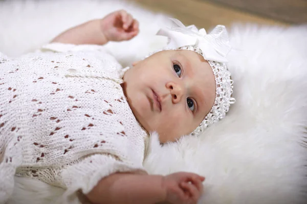 Portret van een mooi meisje in een witte jurk — Stockfoto