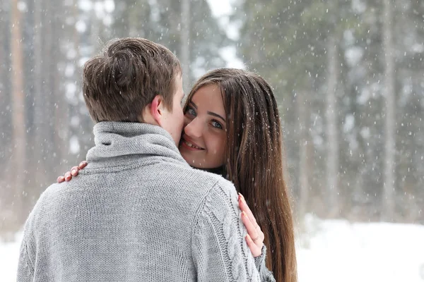 Par de amantes em uma tarde de inverno de data em uma nevasca de neve — Fotografia de Stock