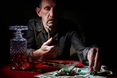 Duman borusu dostum ve poker oynayın