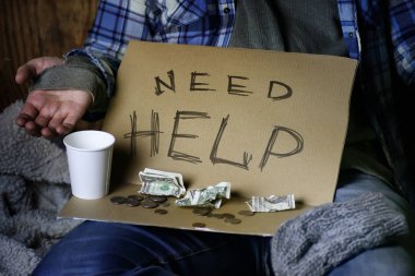 evsiz bir adam yardım isteyin