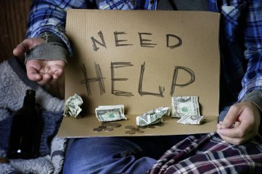 evsiz bir adam yardım isteyin