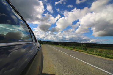 yol alan bulutlu peyzaj