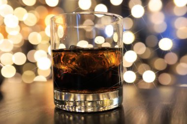 masada buz ile soğuk alkol içki bardak