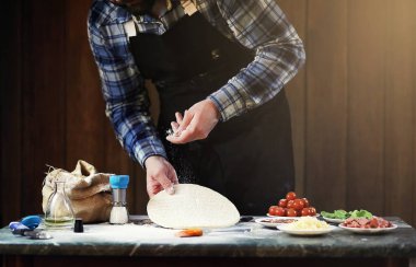 pizza hazırlama bir önlük adamım, hamur ve koyar INGR yoğurun