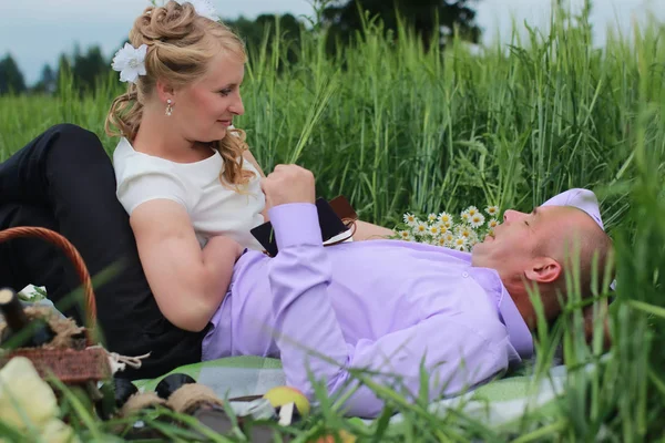 Par älskare promenader i fältet i sommardag — Stockfoto